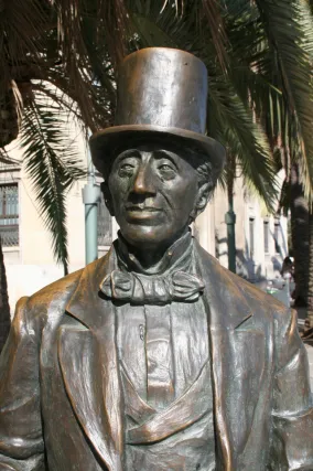 Detalle del busto de Hans Christian Andersen en Málaga