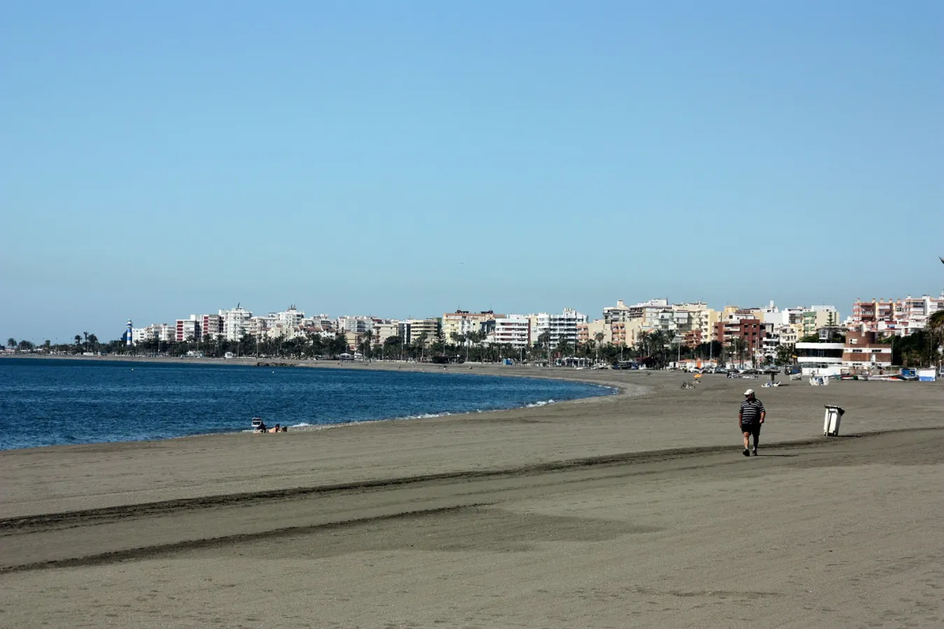 Torre del Mar vom Hafen in Caléta de Velez aus gesehen.