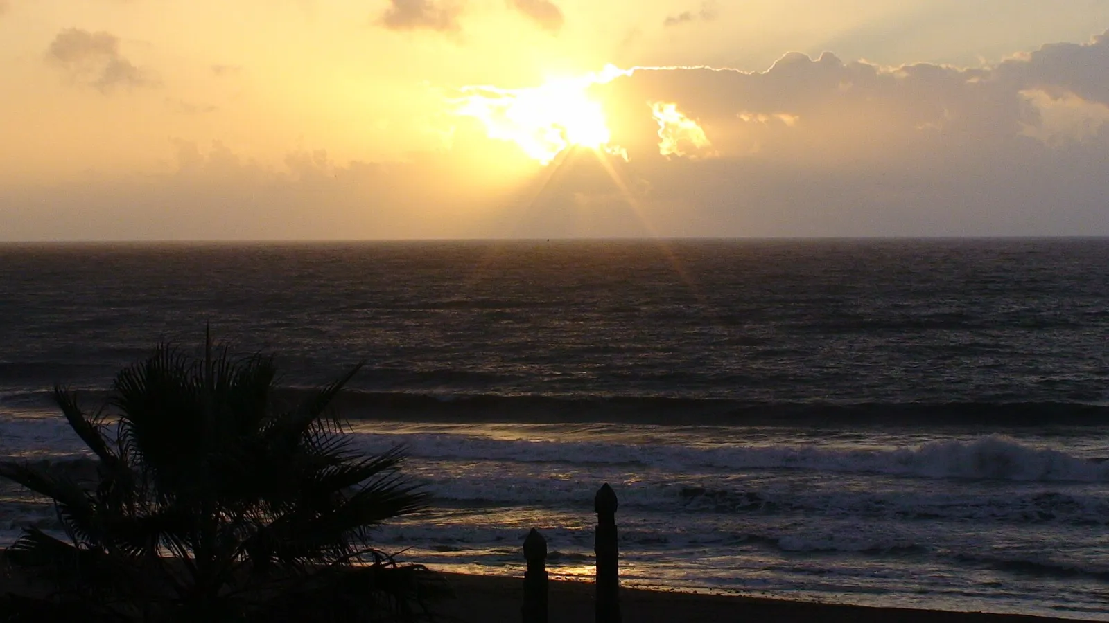 Amanecer en Estepona (playa de La Rada) - panoramio