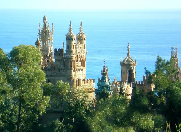 Castillo de Colomares cerca del pueblo de Benalmádena - Provincia de Málaga, España. - panoramio